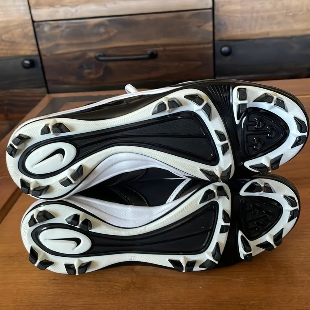 Nike NWOT Alpha Shark Cleats Size 5.5